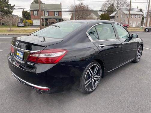 Photo 5 of 40 of 2017 Honda Accord Sport SE