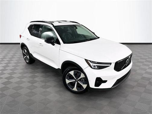 2023 Volvo XC40 B5 Plus Dark Theme