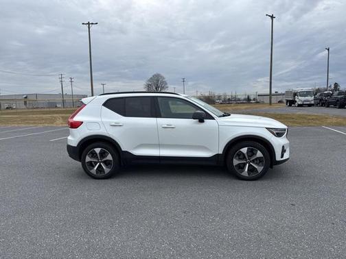 2023 Volvo XC40 B5 Plus Dark Theme