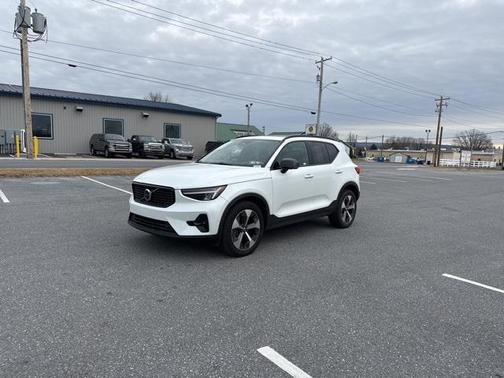 2023 Volvo XC40 B5 Plus Dark Theme