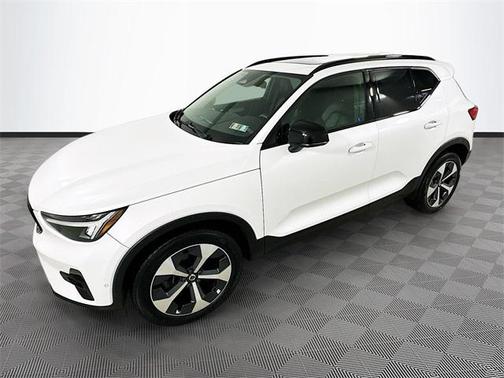 2023 Volvo XC40 B5 Plus Dark Theme