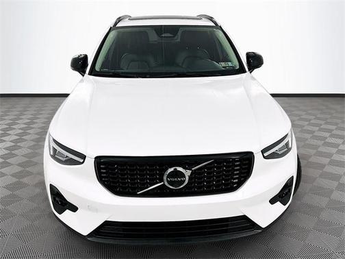 2023 Volvo XC40 B5 Plus Dark Theme