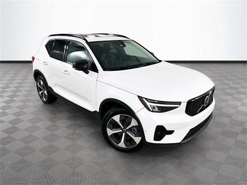 2023 Volvo XC40 B5 Plus Dark Theme