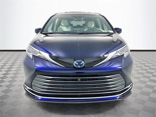 2025 Toyota Sienna Platinum