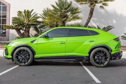 Verde Mantis Pearl 2021 Lamborghini Urus Pearl Capsule