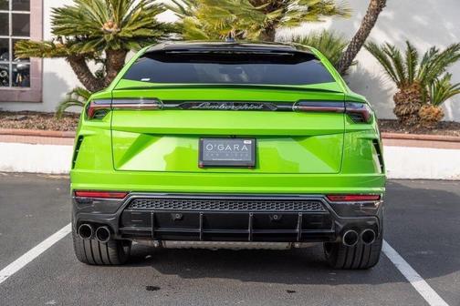 Verde Mantis Pearl 2021 Lamborghini Urus Pearl Capsule