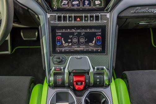 Verde Mantis Pearl 2021 Lamborghini Urus Pearl Capsule