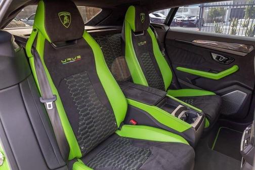Verde Mantis Pearl 2021 Lamborghini Urus Pearl Capsule