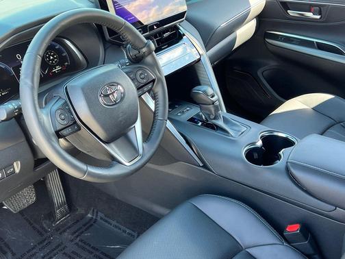 Coastal Gray Metallic 2024 Toyota Venza Limited