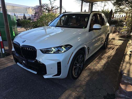 Mineral White Metallic 2024 BMW X5 xDrive40i