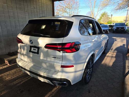 Mineral White Metallic 2024 BMW X5 xDrive40i