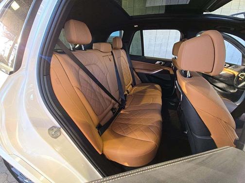 Mineral White Metallic 2024 BMW X5 xDrive40i