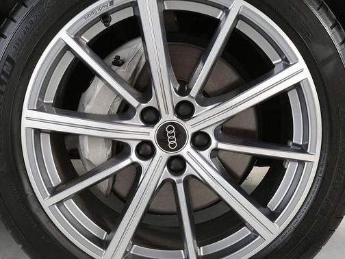 Florett Silver Metallic 2023 Audi Q5 e 55 S line Prestige