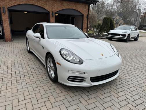 2016 Porsche Panamera 4