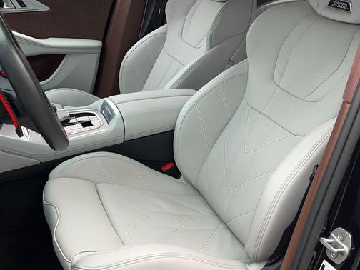 Carbon Black Metallic 2023 BMW XM Base