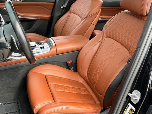 Black Sapphire Metallic 2023 BMW X7 M60i