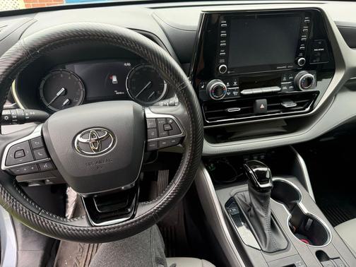 Moon Dust 2021 Toyota Highlander XLE