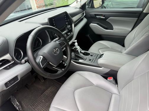 Moon Dust 2021 Toyota Highlander XLE