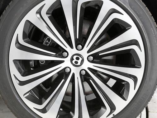 2025 Bentley Bentayga Azure V8
