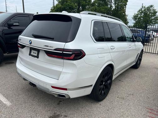 Mineral White Metallic 2024 BMW X7 xDrive40i