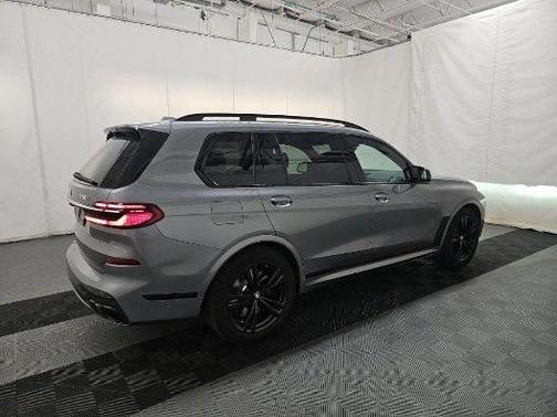 2023 BMW X7 M60i