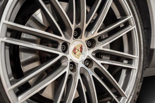 Chalk 2023 Porsche Cayenne Platinum Edition