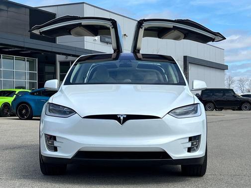 Pearl White Multi-Coat 2018 Tesla Model X 75D