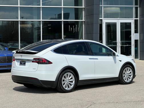 Pearl White Multi-Coat 2018 Tesla Model X 75D