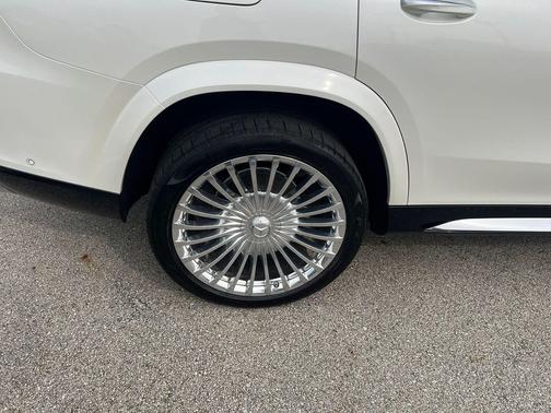 MANUFAKTUR Diamond White Metallic 2024 Mercedes-Benz Maybach GLS 600 4MATIC