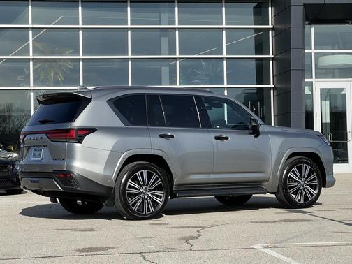 2025 Lexus LX 700h Luxury