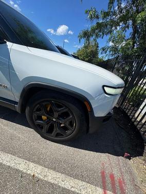 Glacier White 2022 Rivian R1T Launch Edition