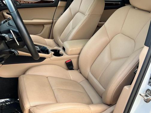 Carrara White Metallic 2023 Porsche Macan Macan