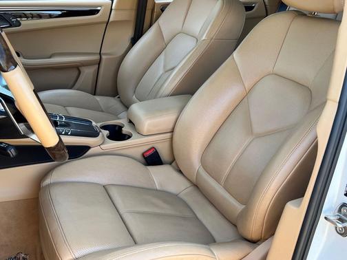 Carrara White Metallic 2016 Porsche Macan Macan S