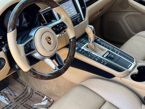 Carrara White Metallic 2016 Porsche Macan Macan S