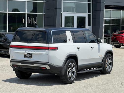 2023 Rivian R1S Adventure