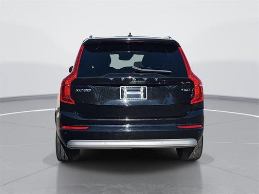 2022 Volvo XC90 T6 Momentum 7 Passenger