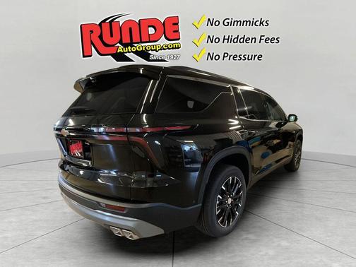 Mosaic Black Metallic 2026 Chevrolet Traverse LT