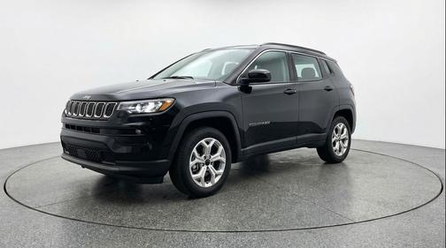 Diamond Black Crystal Pearlcoat 2025 Jeep Compass Latitude