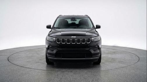 Diamond Black Crystal Pearlcoat 2025 Jeep Compass Latitude