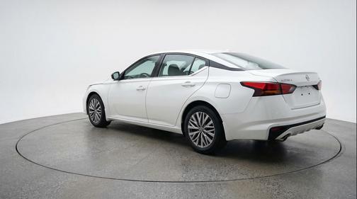 Glacier White 2025 Nissan Altima SV FWD