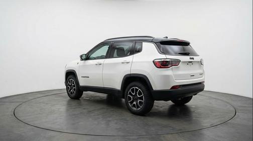 Bright White Clearcoat 2025 Jeep Compass Trailhawk