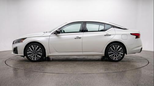 Glacier White 2025 Nissan Altima SV FWD