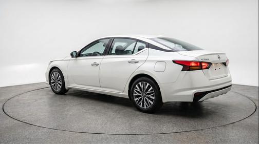 Glacier White 2025 Nissan Altima SV FWD