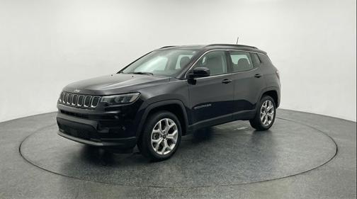 Diamond Black Crystal Pearlcoat 2025 Jeep Compass Latitude