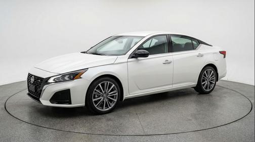 Glacier White 2025 Nissan Altima SV FWD