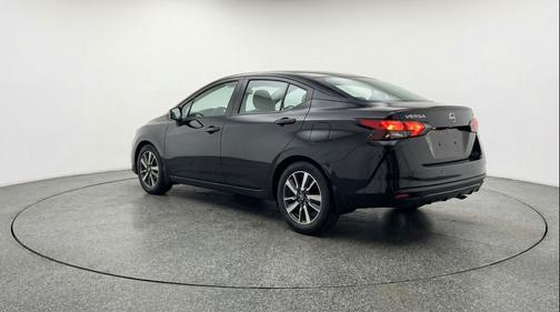 Super Black 2025 Nissan Versa 1.6 SV