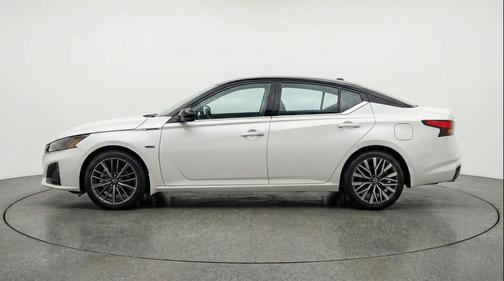 Glacier White 2025 Nissan Altima SV FWD