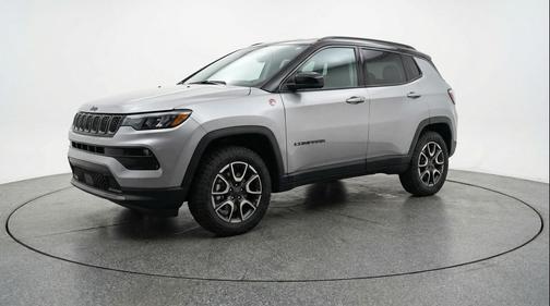 Silver Zynith Metallic Clearcoat 2025 Jeep Compass Trailhawk