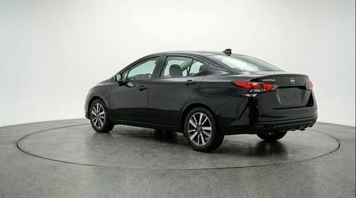 Super Black 2025 Nissan Versa 1.6 SV