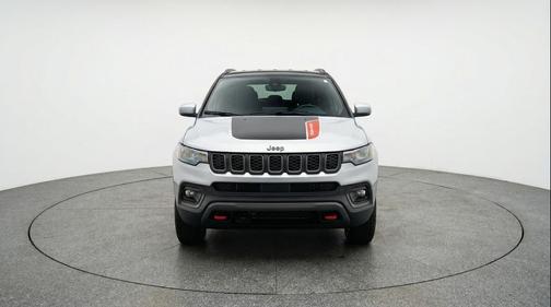 Silver Zynith Metallic Clearcoat 2025 Jeep Compass Trailhawk